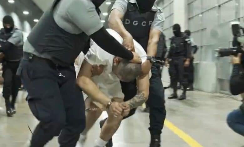 Photo: The photo without a man identified by Jennifer Vásquez Sura as her husband, Kilmar Abrego García, is directed by force by the guards through the center of confinement of terrorism in Tecoluca, El Salvador.