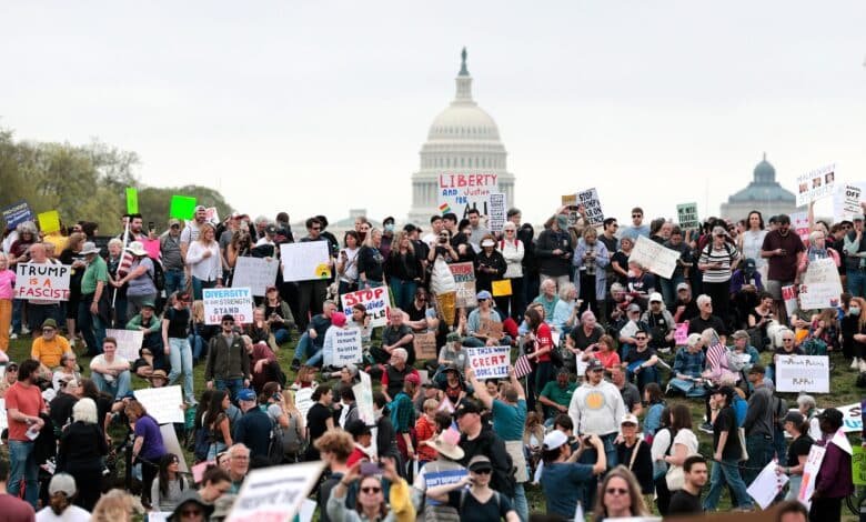 Huge crowds gather in "hands outside" manifestations throughout the country in protest for the Trump administration