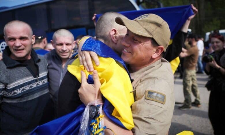 Kyiv hit by Russian attacks as the greatest exchange of prisoners begins
