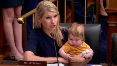 The representative Pettersen brings Baby Son while asking Fed's president at the audience