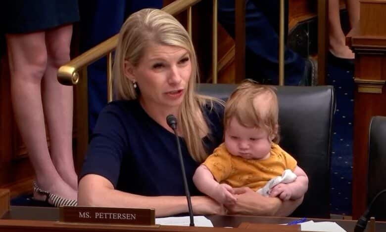 The representative Pettersen brings Baby Son while asking Fed's president at the audience