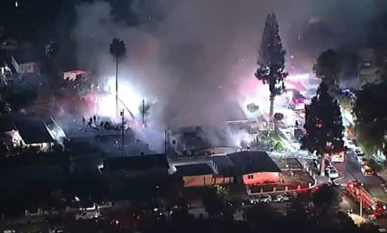 More than 100 firefighters fight against the fireworks of California that leaves the woman in critical condition