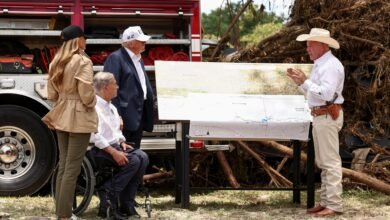 Photo: President Donald Trump, the first lady Melania Trump and the governor of Texas, Greg Abbott, receive an informative session in Kerr County, Texas, USA UU., July 11, 2025.