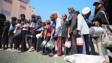 Photo: Hundreds of Palestinians who fight hungry in line for hours under the abrasing heat to receive food help at the Nuseirat camp in Gaza Strip, on July 25, 2025.