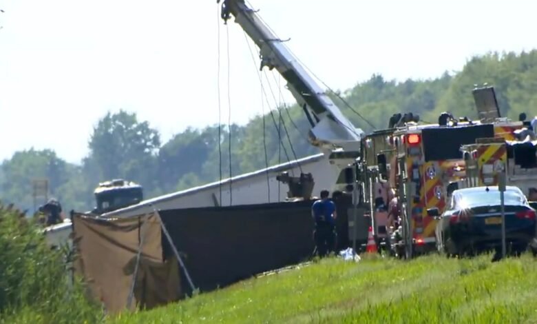 At least 4 people killed after the tourist bus traveling back from the crashes of the Niagara cataracts: Fuentes