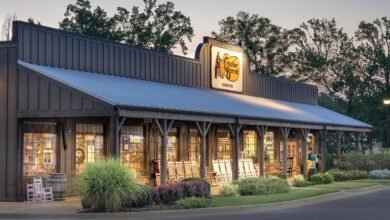 Cracker Barrel says he will return to the old logo in the middle of the redesign controversy