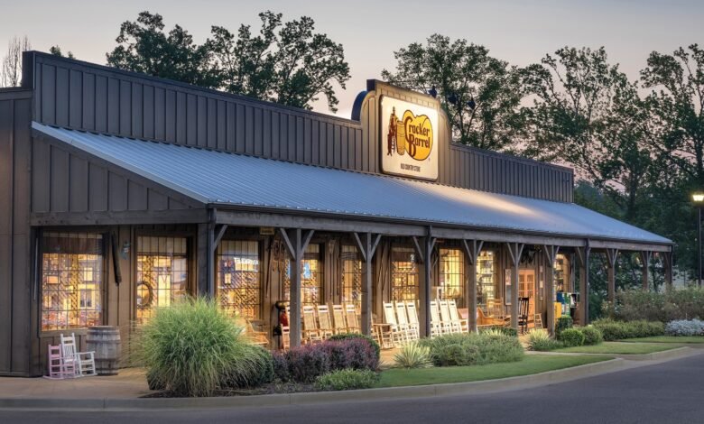 Cracker Barrel says he will return to the old logo in the middle of the redesign controversy