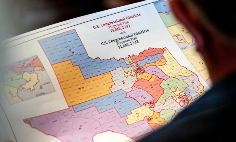 The Governor of Texas, Abbott, signs the map of the redrait congress that favors Republicans after Trump press