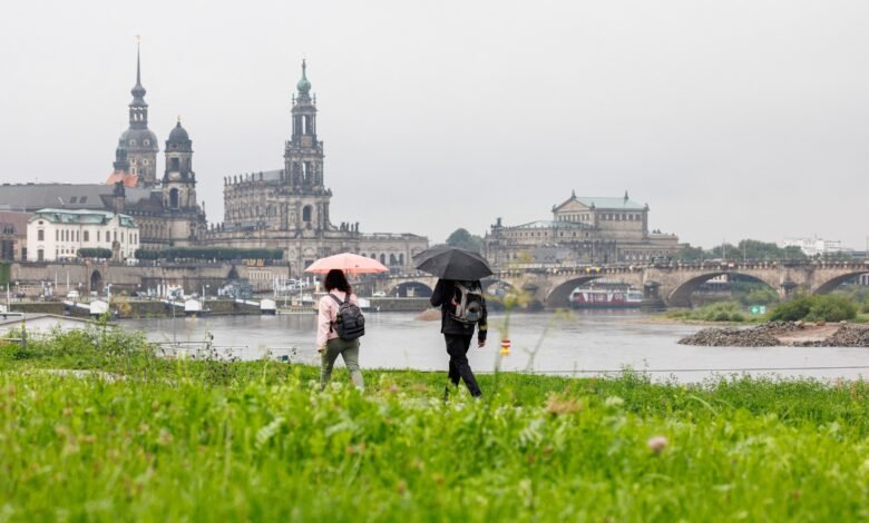 The World War II bomb causes evacuation in the German city of Dresde