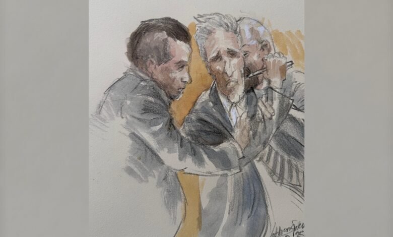 Photo: Ryan Routh, the man accused of trying to kill Donald Trump in the Trump West Palm Beach Golf course last year, tries to stab on the neck with a pen after being convicted of the five charges in his trial, September 23, Fort Pierce, fl.