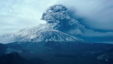 Strong winds in Mount St. Helens stir ashes 1980 eruption