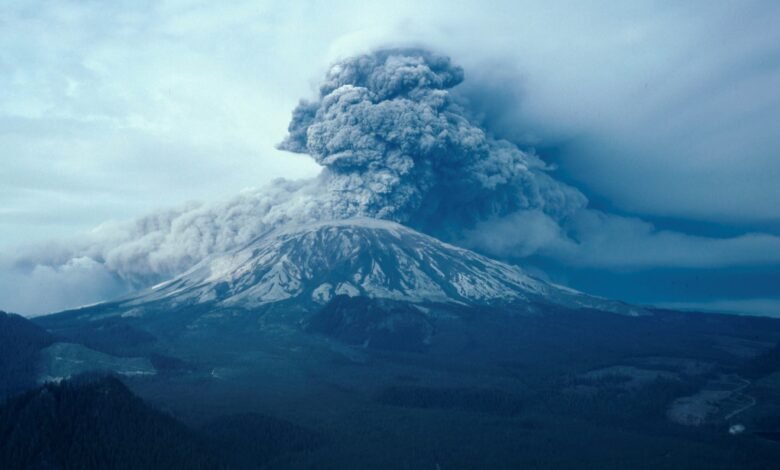 Strong winds in Mount St. Helens stir ashes 1980 eruption