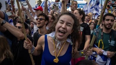 PHOTO: Hostages return to Israel after ceasefire agreement takes effect