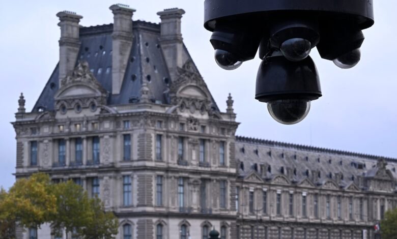 Five more suspects arrested in Louvre jewelry theft