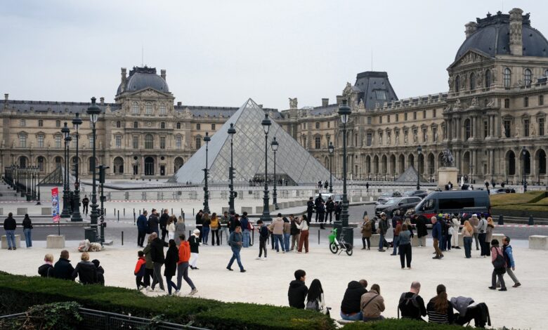 The manhunt begins for four suspects after the theft of "priceless" jewels at the Louvre in Paris