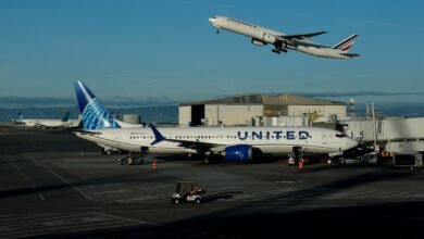 PHOTO: The FAA aims for 40 "High volume" US airports to cut flights amid government shutdown