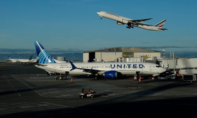 PHOTO: The FAA aims for 40 "High volume" US airports to cut flights amid government shutdown