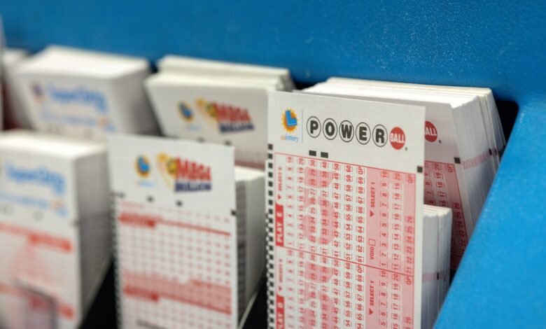 Powerball jackpot rises to $930 million in Wednesday night drawing